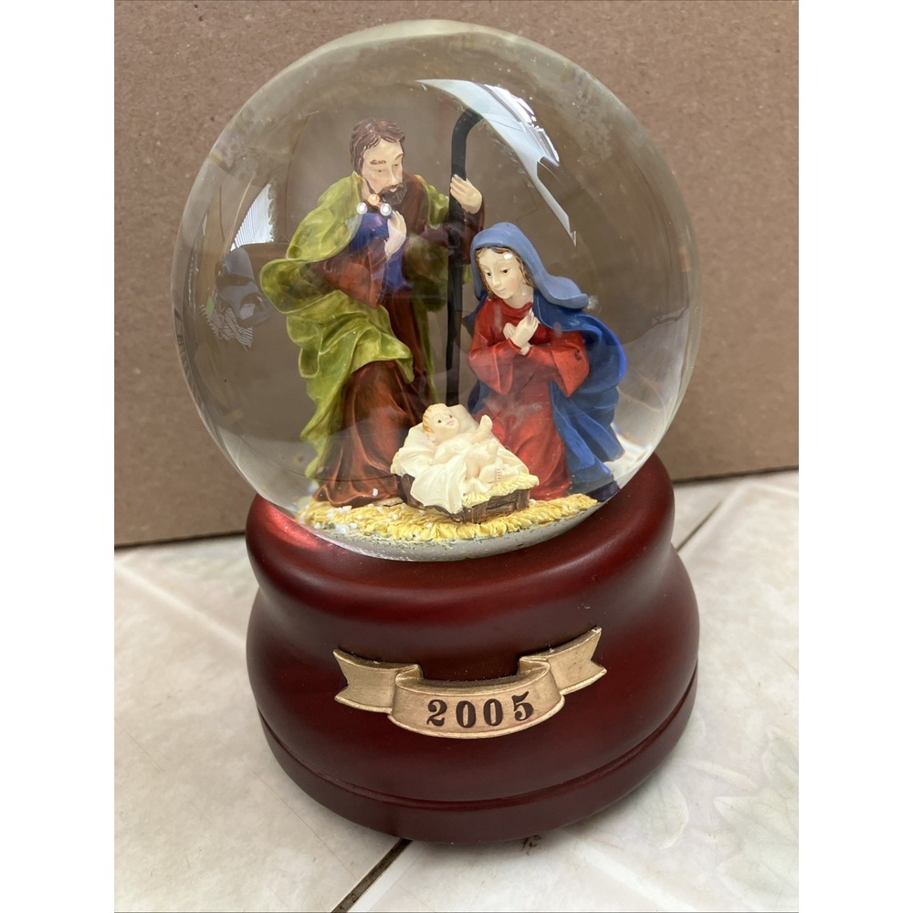 Mary and Joseph Baby Jesus Musical Snow Globe 2005 - Silent Night 5 1/2" tall